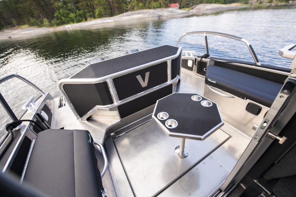 Viggo C10 Offshore aft cockpit table