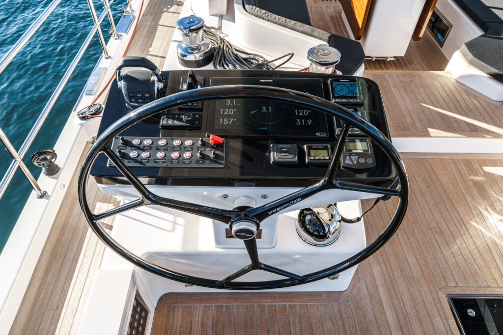 Hylas H57 pedestal controls