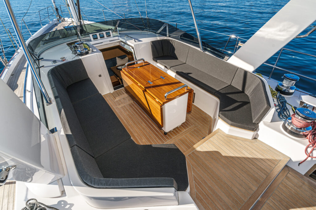 Hylas H57 outside dining