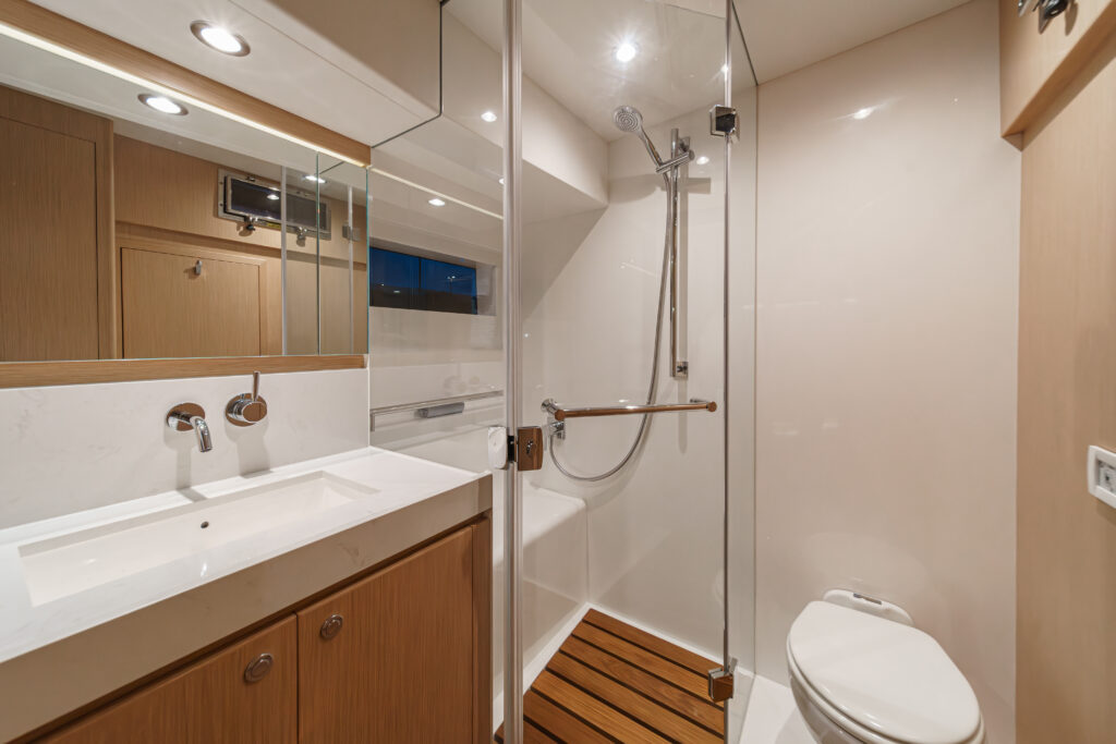 Hylas H57 ensuite heads